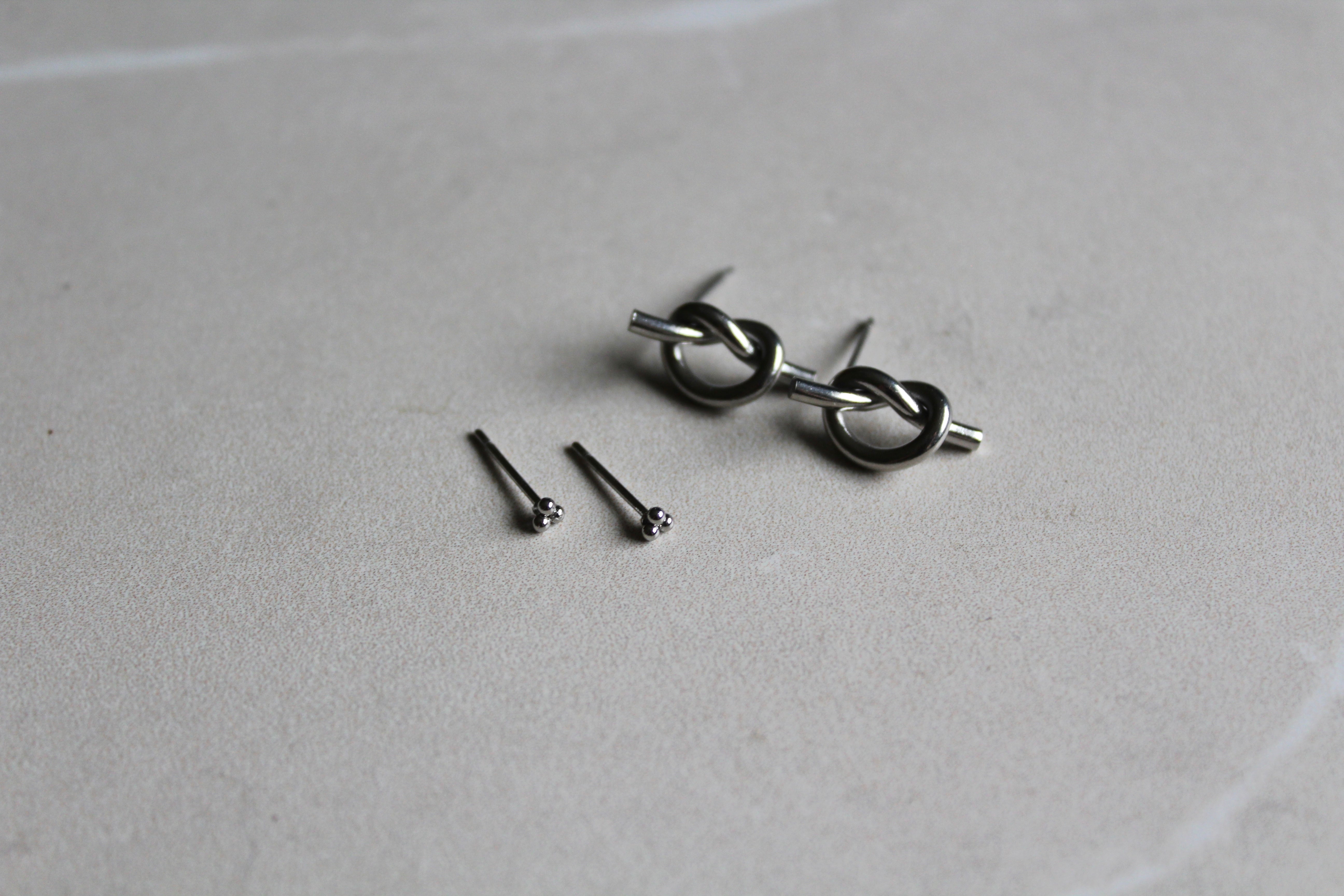 Zilverkleurige studs