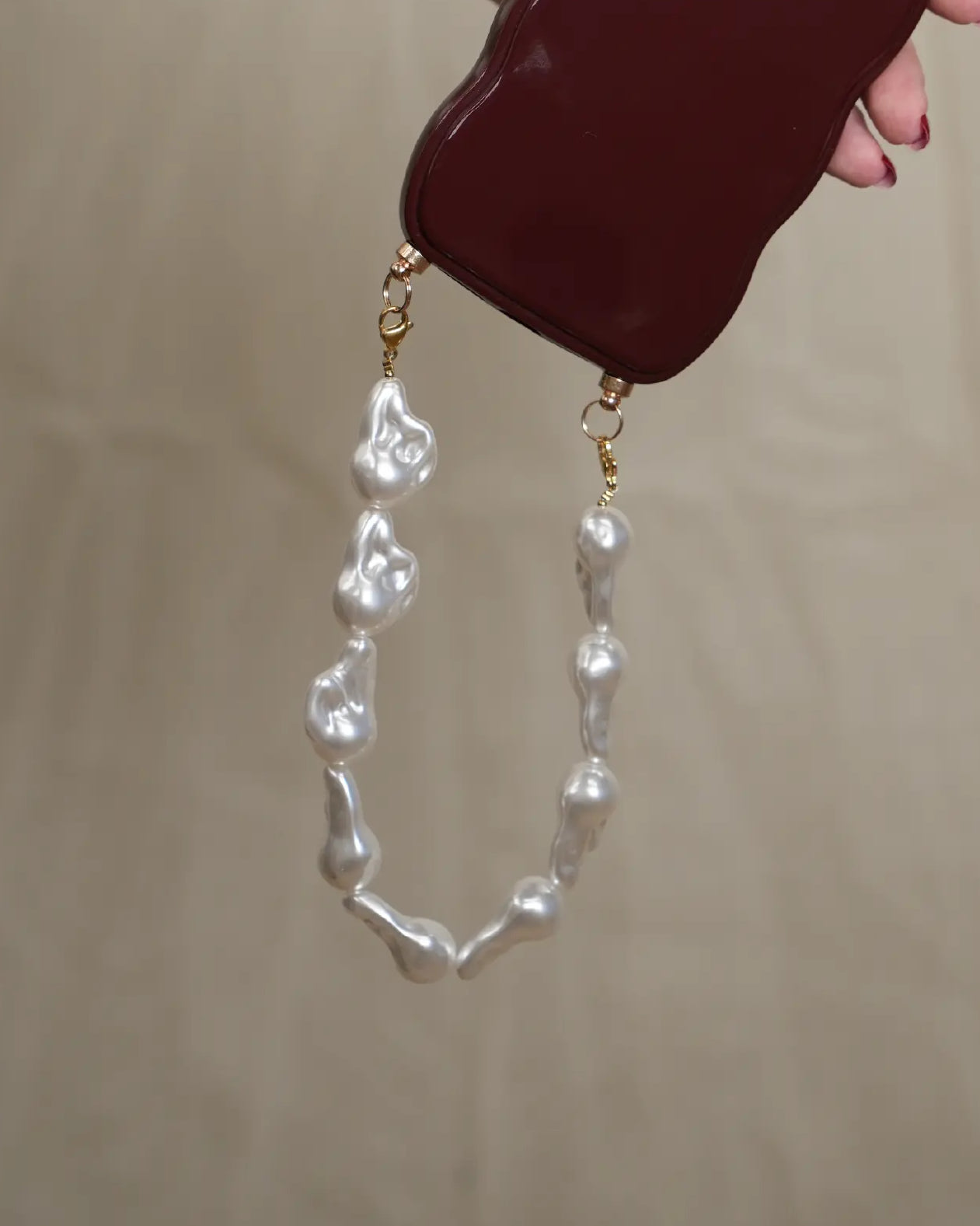 parel telefoonkoord met grote imitatieparels in het goudkleurig